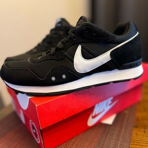 Women’s Nike Venture Runner size 9